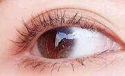 瞳孔的颜色应该是黑色的！